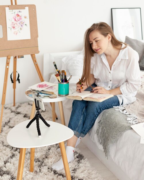 Donna che fa un tutorial di disegno con il suo telefono