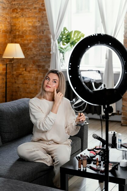 Donna che fa un vlog di bellezza a casa