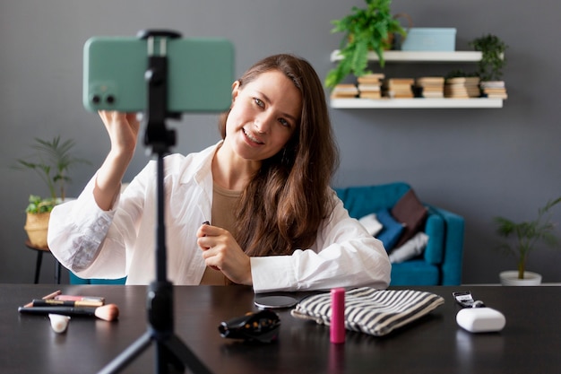 Donna che fa un vlog di bellezza con il suo smartphone