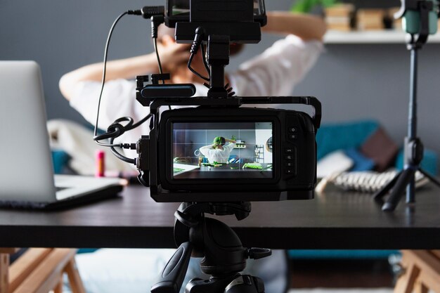 Donna che fa un vlog di bellezza con la sua macchina fotografica professionale