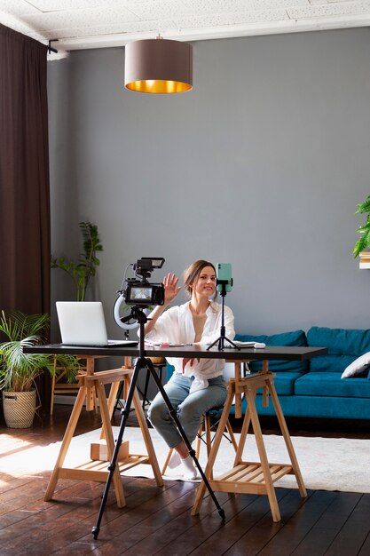 Donna che fa un vlog di bellezza con la sua macchina fotografica professionale