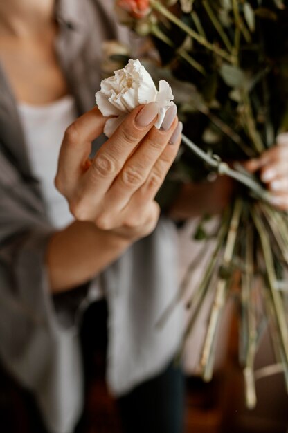 Donna che fa una bella composizione floreale