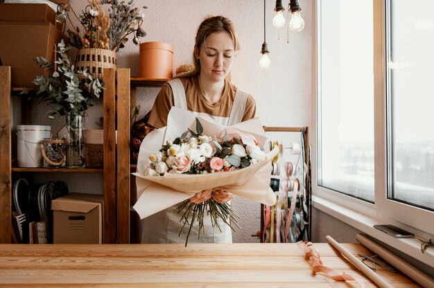 Donna che fa una bella composizione floreale