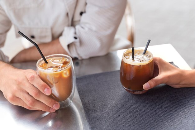 Donna che fa una pausa caffè ghiacciata fuori