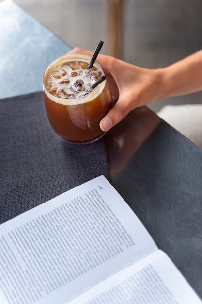 Donna che fa una pausa caffè ghiacciata fuori