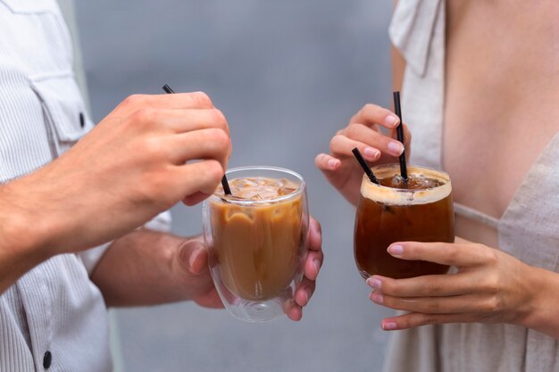 Donna che fa una pausa caffè ghiacciata fuori