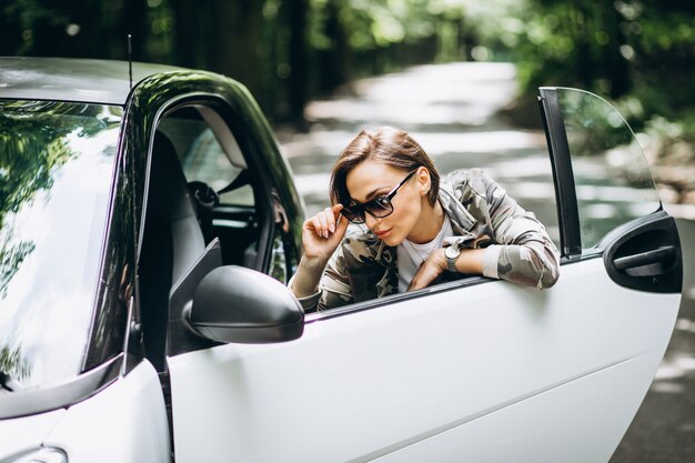 Donna che fa una pausa l'automobile in parco