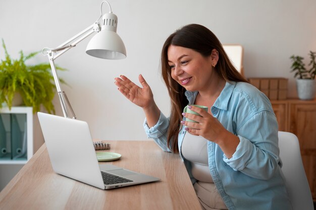 Donna che fa una videochiamata a casa su un portatile