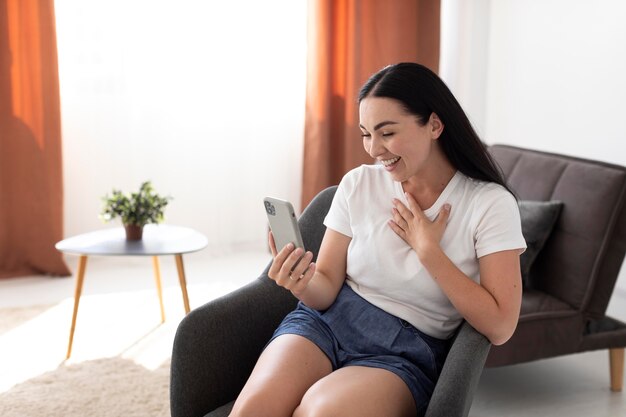 Donna che fa una videochiamata con la sua famiglia