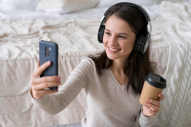 Donna che fa una videochiamata sul suo telefono