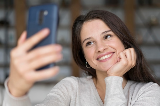 Donna che fa una videochiamata sul suo telefono