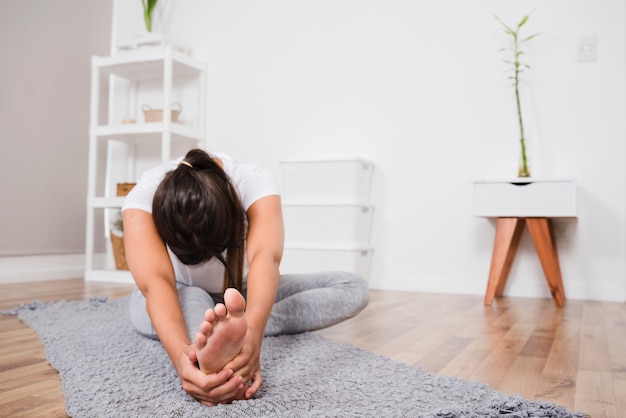 Donna che fa yoga a casa