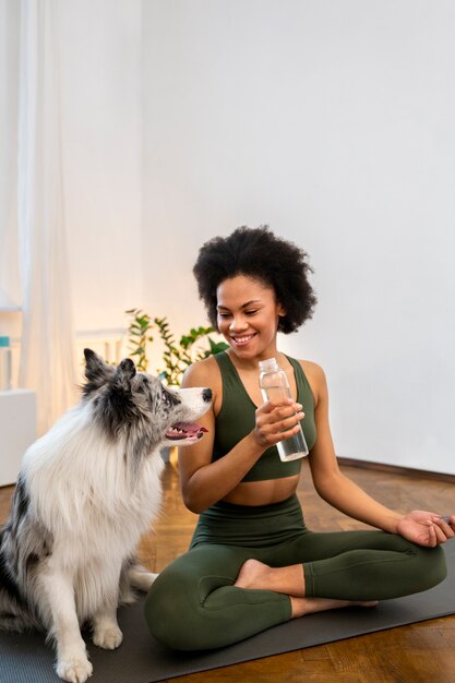 Donna che fa yoga accompagnata dal proprio animale domestico