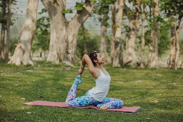 Donna che fa yoga all&#39;aperto