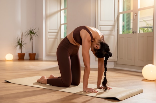 Donna che fa yoga per pulire il chakra