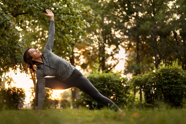 Donna che fa yoga posa a tutto campo