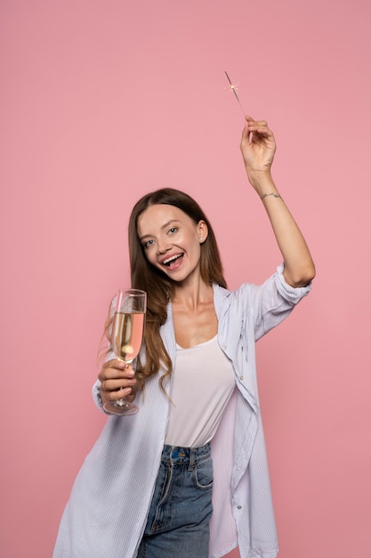 Donna che festeggia con un bicchiere di champagne