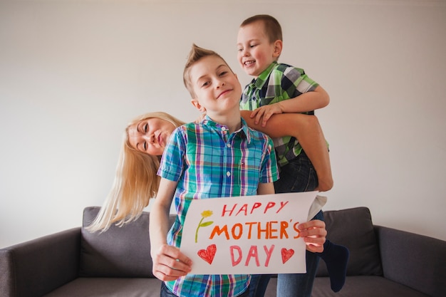 Donna che festeggia la festa della madre con i suoi figli