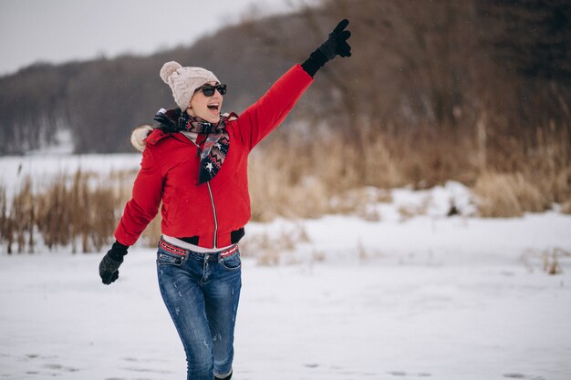 Donna che funziona sul lago in inverno