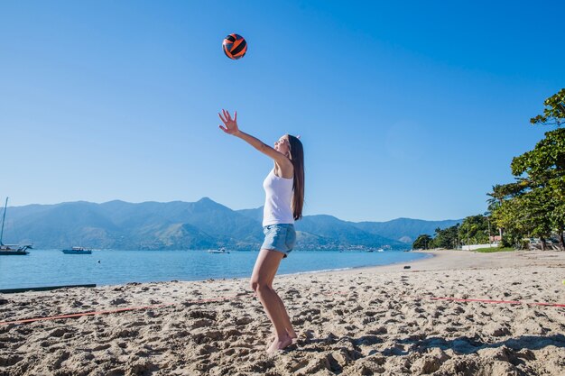 Donna che gioca a beach volley