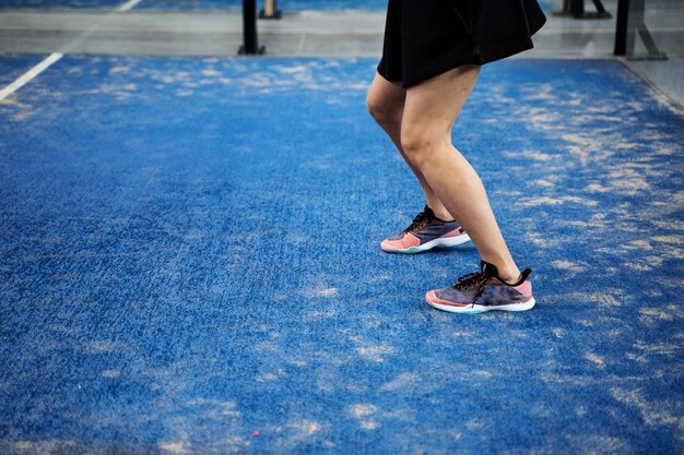 Donna che gioca a paddle tennis vista laterale