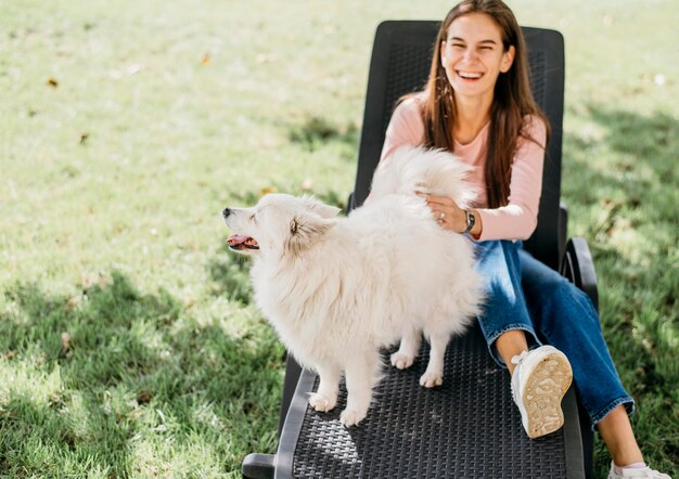 Donna che gioca con il simpatico cane