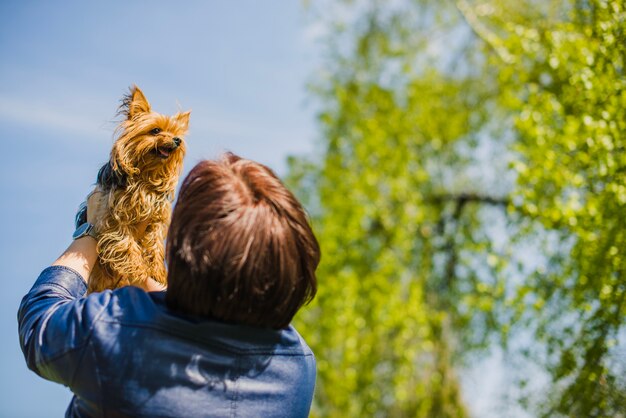 Donna che gioca con il suo cane