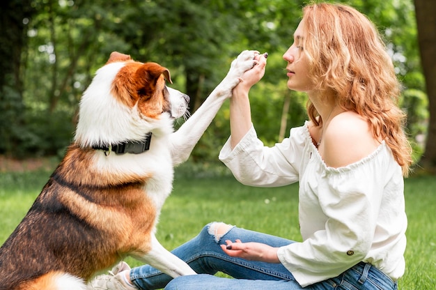 Donna che gioca con il suo migliore amico nel parco