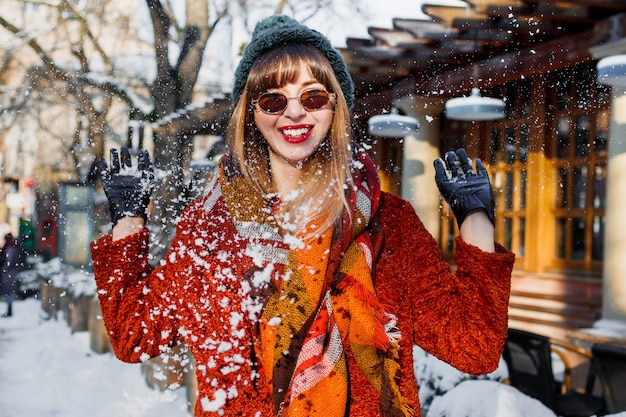 Donna che gioca con la neve, divertirsi e godersi le vacanze