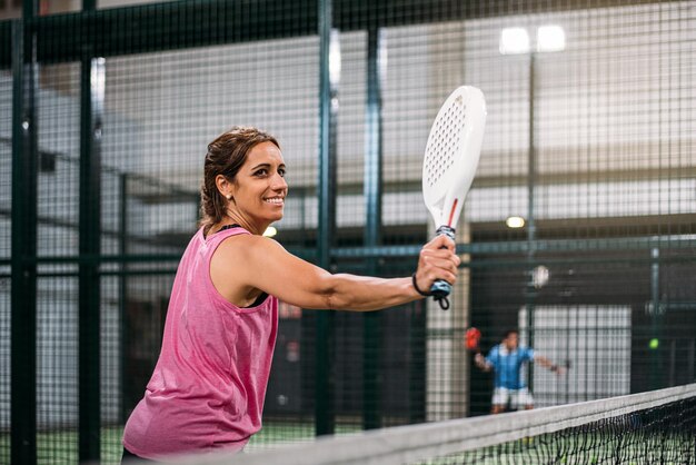 Donna che gioca padel