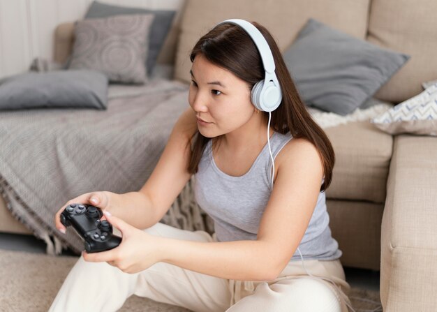 Donna che gioca videogioco con controller