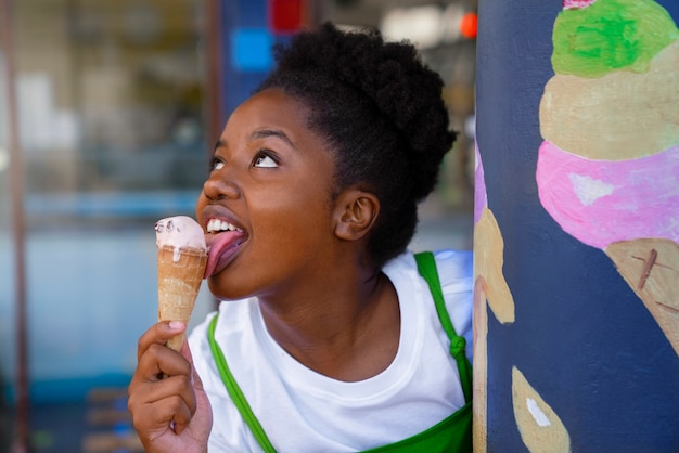 Donna che gode del gelato all'aperto