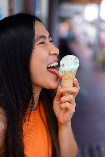 Donna che gode del gelato fuori