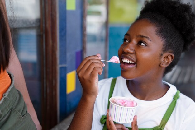 Donna che gode del gelato fuori