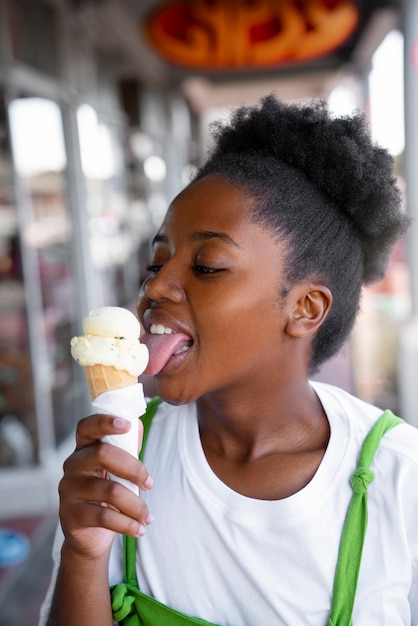 Donna che gode del gelato fuori