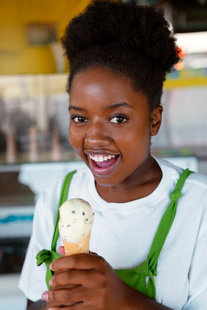 Donna che gode del gelato fuori