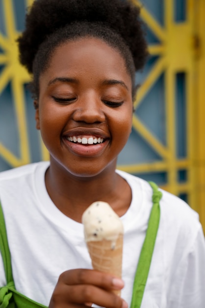 Donna che gode del gelato fuori