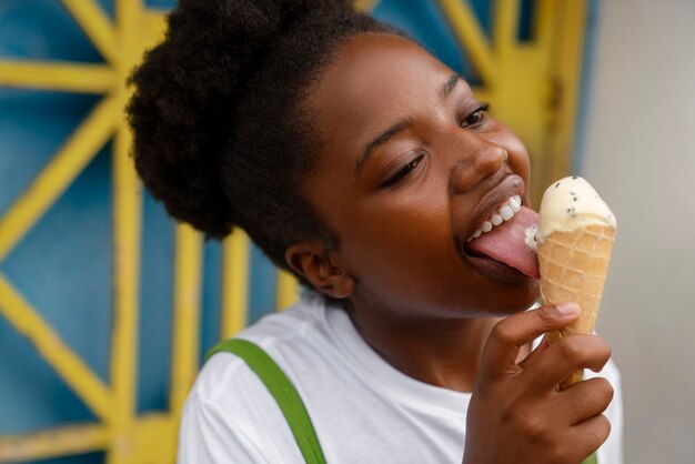 Donna che gode del gelato fuori