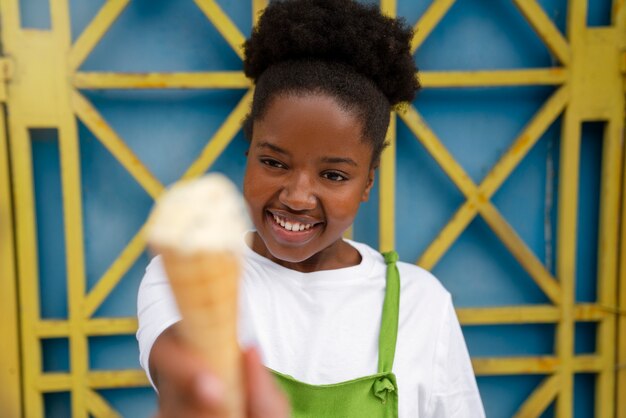 Donna che gode del gelato fuori