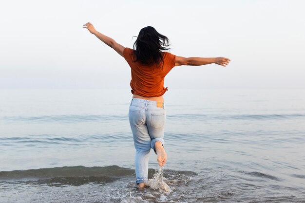 Donna che gode del mare in spiaggia