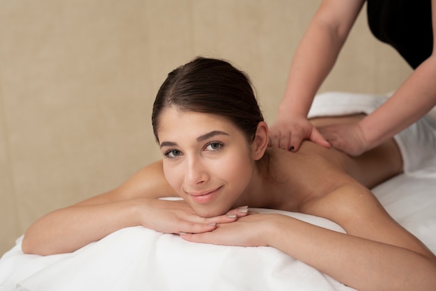 Donna che gode del suo massaggio alla schiena alla spa