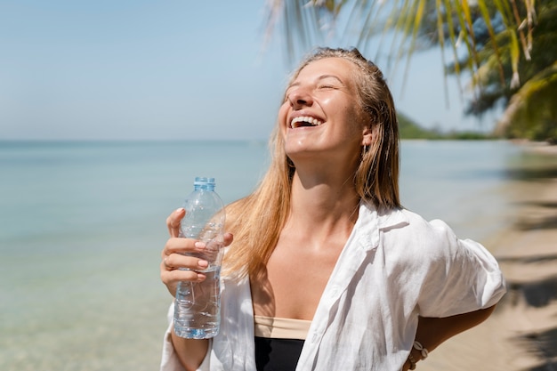 Donna che gode della loro vacanza soleggiata