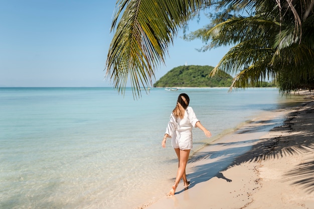 Donna che gode della loro vacanza soleggiata