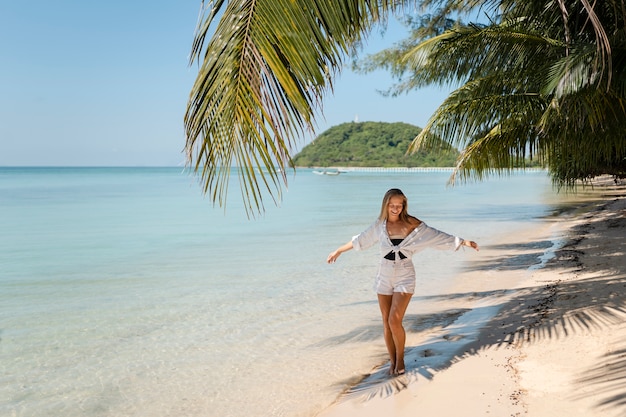 Donna che gode della loro vacanza soleggiata