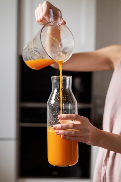 Donna che gode della sua ricetta del succo