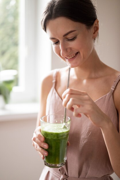 Donna che gode della sua ricetta del succo