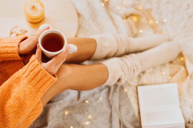 Donna che gode delle vacanze invernali con una tazza di tè