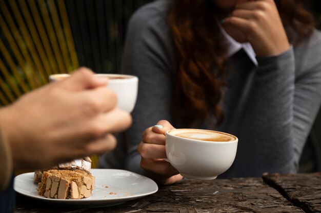 Donna che gode di una tazza di caffè