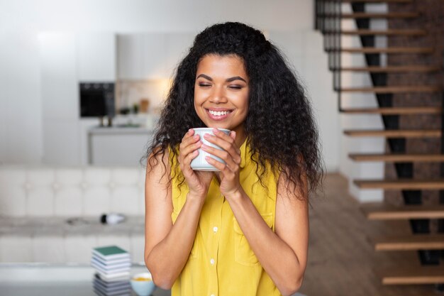 Donna che gode di una tazza di caffè