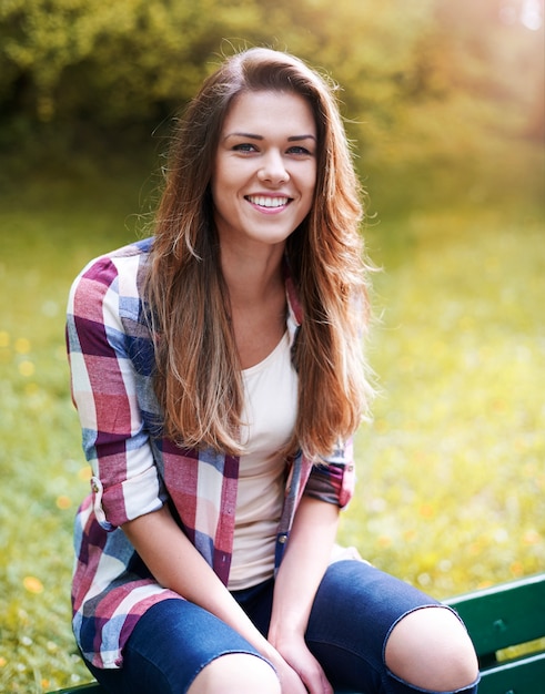 Donna che gode in un parco d'autunno